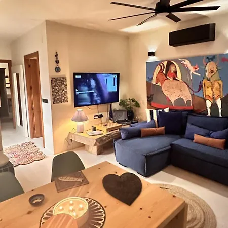 3bed Apartment- Garden Private Pool Free Parking Apartament