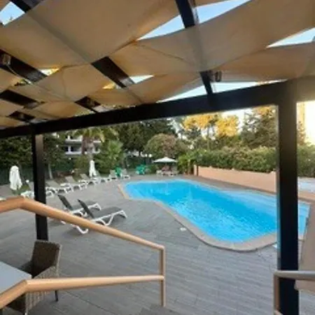 3bed Apartment- Garden Private Pool Free Parking Apartament